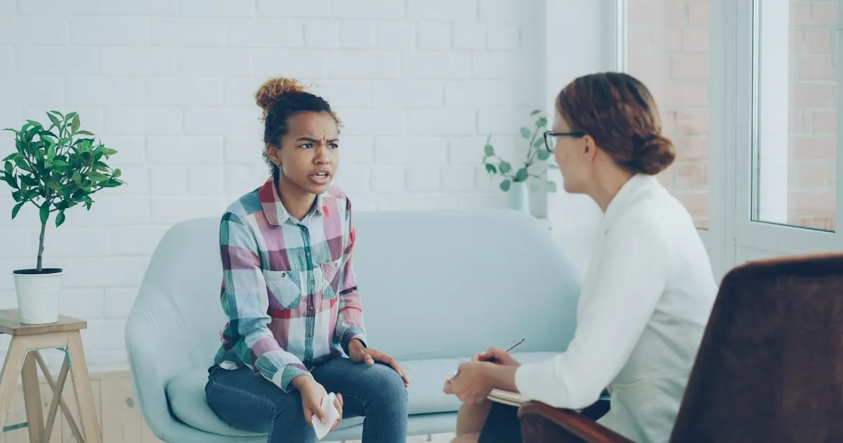 Jeune femme en consultation avec une psychologue, illustrant le parcours diagnostic TDAH adulte